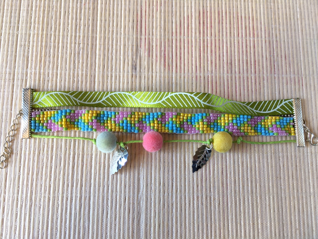 Manchette multi-rangs vert, rose, bleu et jaune