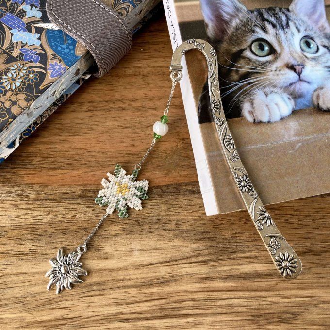 Marque page fleur edelweiss, en tissage Miyuki