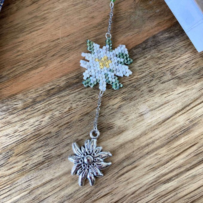 Marque page fleur edelweiss, en tissage Miyuki