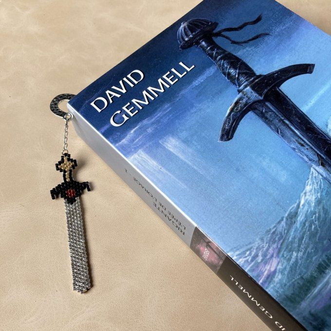 Marque-page épée en perles Miyuki – Inspiration Chevalier Templier