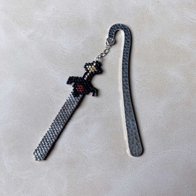 Marque-page épée en perles Miyuki – Inspiration Chevalier Templier