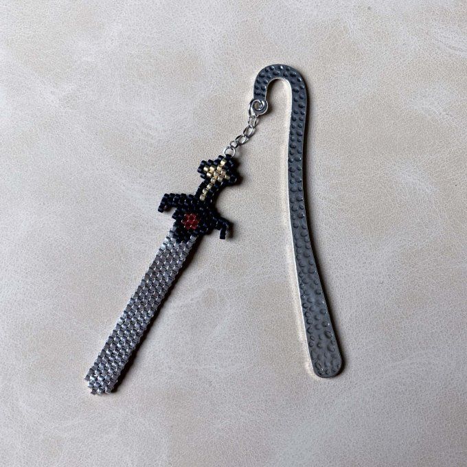 Marque-page épée en perles Miyuki – Inspiration Chevalier Templier