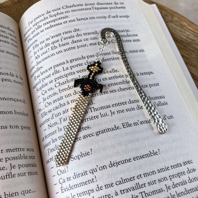Marque-page épée en perles Miyuki – Inspiration Chevalier Templier