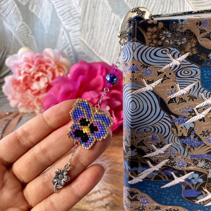 Marque page fleur de pensée, tissage de perles Miyuki