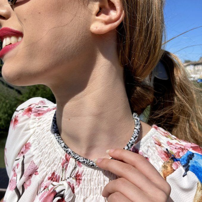 Collier Bracelet en perles de rocailles camaïeu de noirs, blancs et argentés 