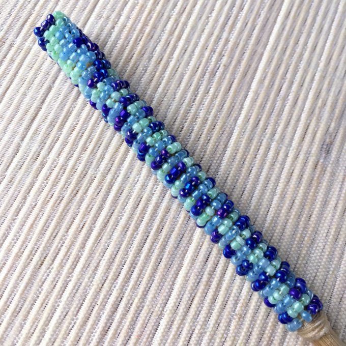 Pique à cheveux, bambou et perles de rocailles, bleu & vert