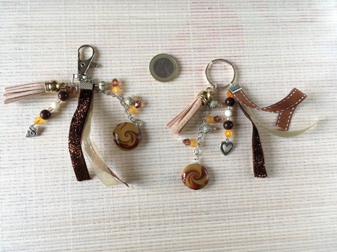 Porte-clefs / bijou de sac, marron & beige