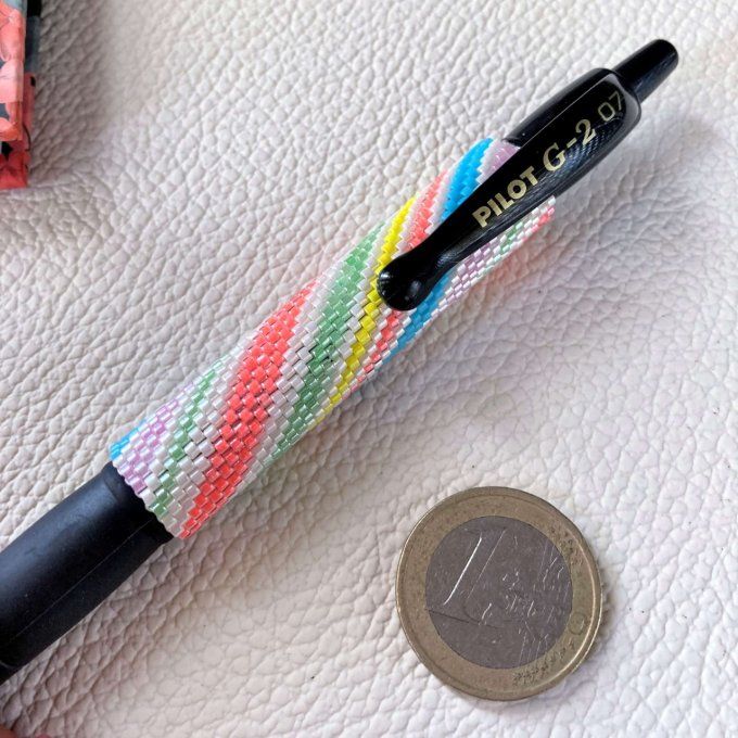 Stylo rechargeable beige et couleurs fluos, en perles Miyuki 