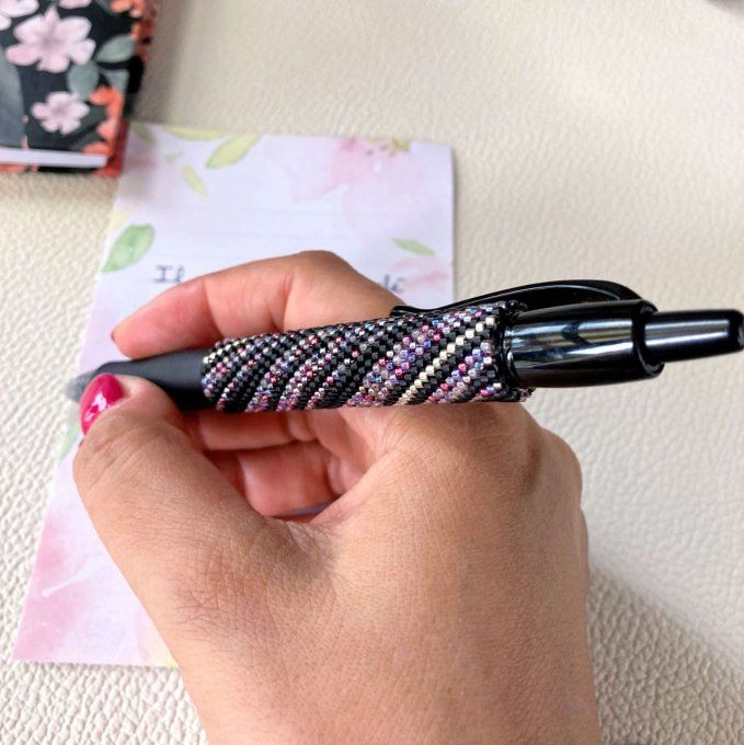 Stylo rechargeable rose décoré en perles Miyuki 