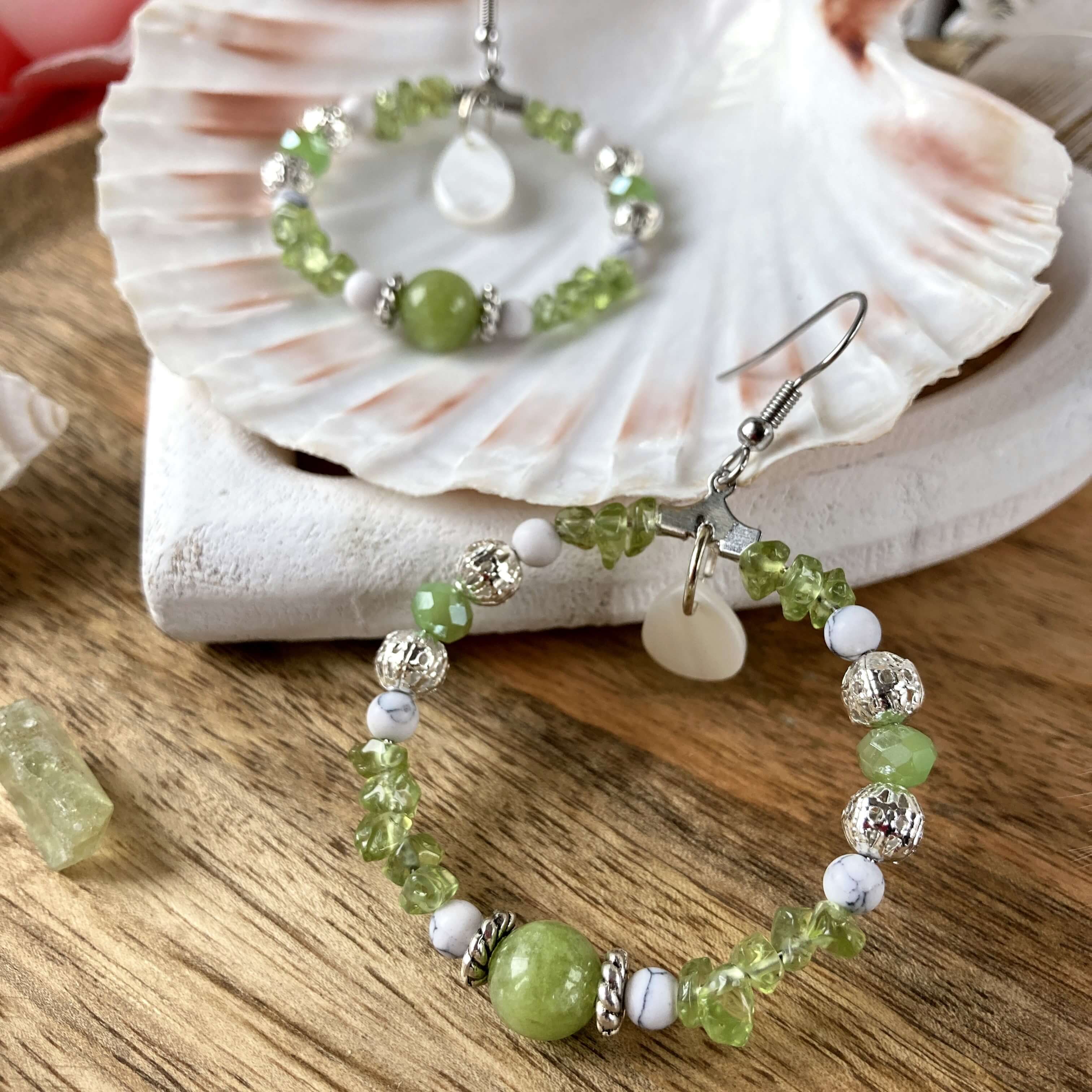 Boucles d'oreilles créoles en péridot, création artisanale, bijou fantaisie original