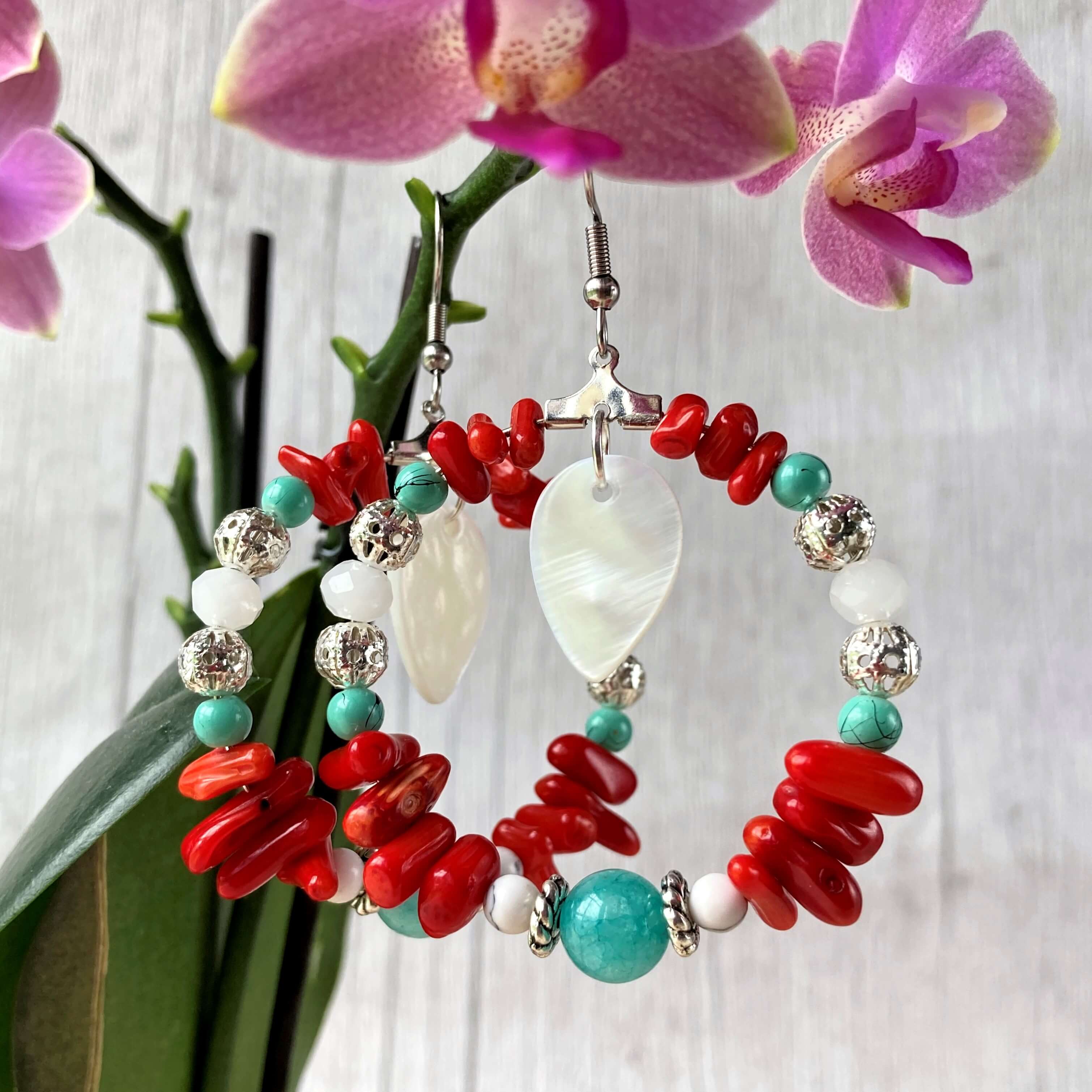 Boucles d'oreilles créoles en imitation corail et turquoise