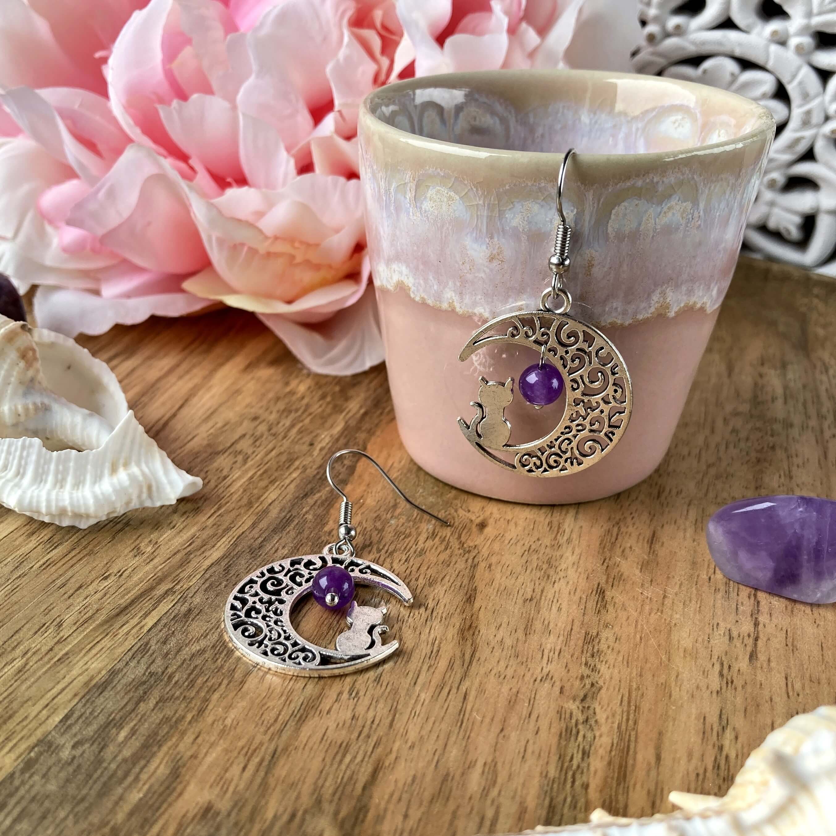 Boucles d'oreilles lune et chat, avec pierre d'améthyse, création artisanale, bijou fantaisie
