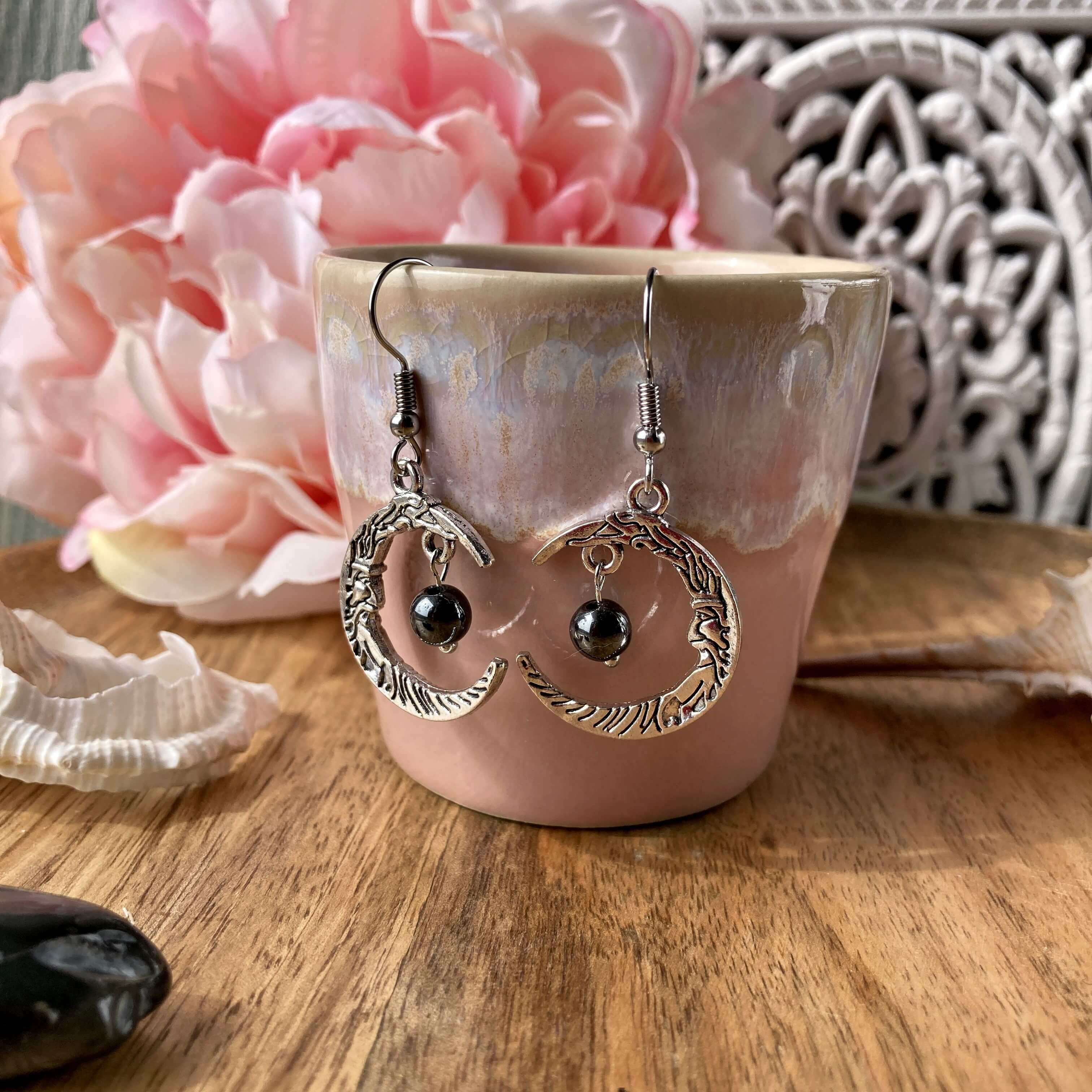 Boucles d'oreilles lune avec hématite, bijou fantaisie artisanal, fait main en france