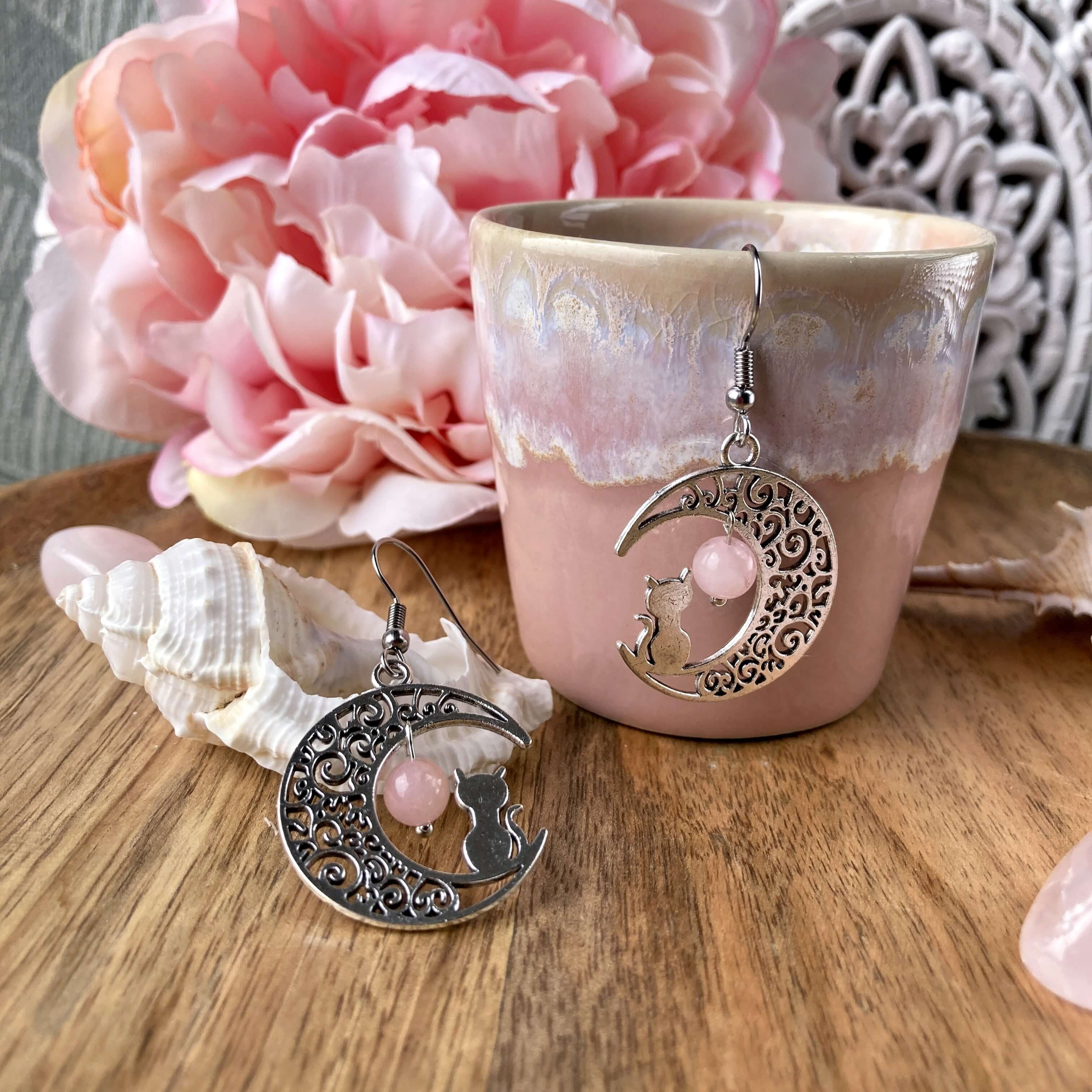 boucles d'oreilles lune et chat mignon, en jaspe fleur de cerisier, bijou fantaisie artisanal